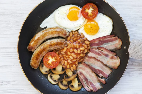 Englisches Frühstück Der Pfanne Mit Würstchen Spiegeleiern Bohnen Und Speck — Stockfoto