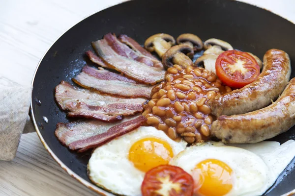 Pequeno Almoço Inglês Completo Frigideira Com Ovos Fritos Bacon Salsichas — Fotografia de Stock