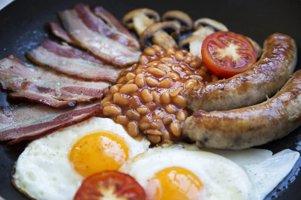 Anglická Snídaně Vaření Pánev Sázená Vejce Slanina Párky Fazole Toasty — Stock fotografie