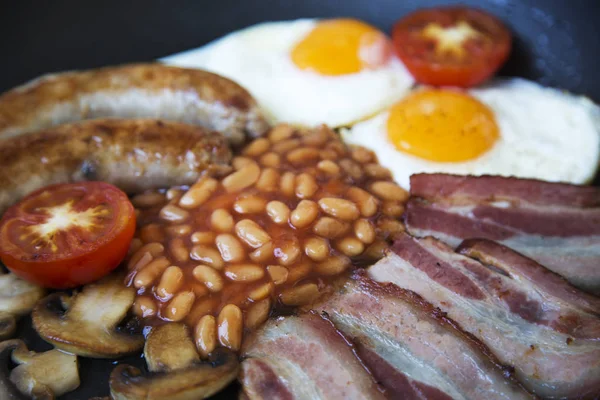 全英式早餐在煎锅里煎鸡蛋 豆子和土司 — 图库照片