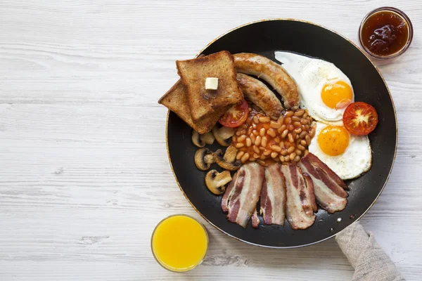 Englisches Frühstück Einer Pfanne Mit Spiegeleiern Speck Würstchen Bohnen Toast — Stockfoto