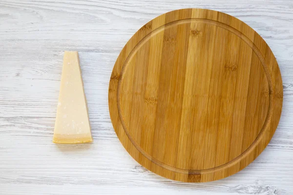 Pedazo Queso Parmesano Tabla Redonda Bambú Sobre Fondo Madera Blanca —  Fotos de Stock