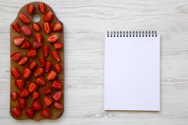 Bovenaanzicht Verse Aardbeien Een Houten Bord Met Lege Laptop Tekstgebied — Stockfoto