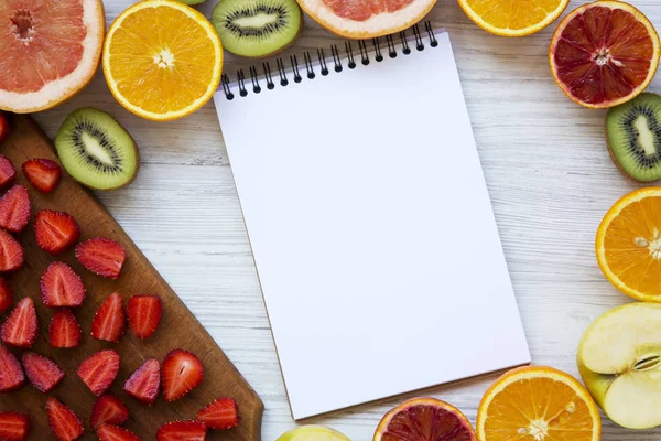 Vista Superior Frutas Coloridas Com Notebook Fundo Madeira Branca Cima — Fotografia de Stock