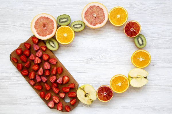 Bovenaanzicht Kleurrijke Vruchten Patroon Pompelmoes Kiwi Appel Aardbeien Sinaasappel Een — Stockfoto