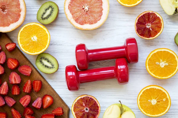 Assortiment Van Diverse Kleurrijke Vruchten Met Halters Bovenaanzicht Fitness Concept — Stockfoto