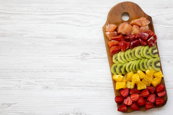 Frutas Frescas Picadas Dispuestas Tabla Cortar Sobre Fondo Madera Blanca — Foto de Stock