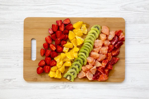 Frutas Crudas Frescas Picadas Dispuestas Tabla Cortar Sobre Mesa Madera — Foto de Stock