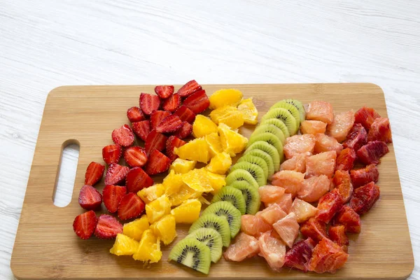 Posiekane Świeże Surowe Kolorowych Owoców Ułożone Deska Krojenia Białym Tle — Zdjęcie stockowe