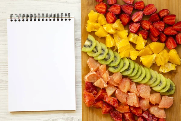 Frutas Coloridas Frescas Picadas Dispostas Tábua Corte Com Bloco Notas — Fotografia de Stock