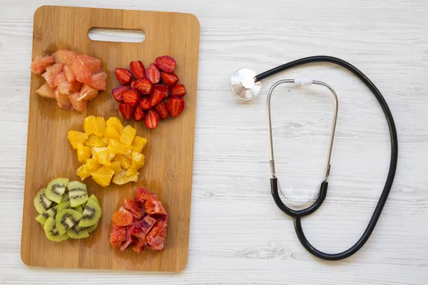 Alimentação Saudável Várias Frutas Picadas Com Estetoscópio Vista Superior Deitado — Fotografia de Stock