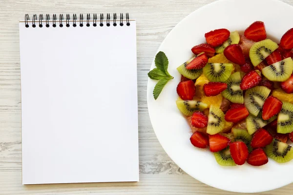 Salada Frutas Frescas Caderno Sobre Fundo Branco Madeira Vista Superior — Fotografia de Stock