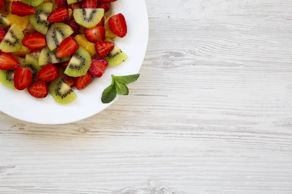 Verse Fruitsalade Witte Houten Achtergrond Bovenaanzicht Kopiëren Van Ruimte — Stockfoto