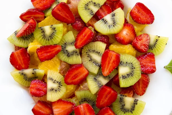新鮮なフルーツ サラダ 平面図 クローズ アップ — ストック写真