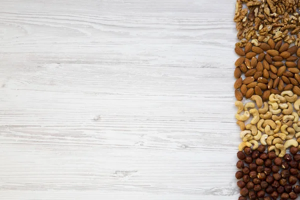 Surtido Tuercas Sobre Fondo Madera Blanca Anacardo Avellanas Nueces Almendras — Foto de Stock