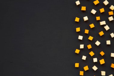 Kopya alanı, üstten görünüm ile koyu arka plan üzerinde mimolette ve edam peynir. Düz yatıyordu.