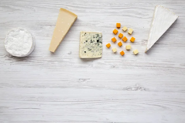 Verschiedene Käsesorten Auf Weißem Holztisch Kopierraum Ansicht Von Oben — Stockfoto
