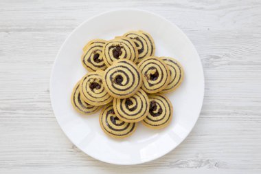 Bir tabak, üstten görünüm taze pişmiş çerezleri. Düz yatıyordu.