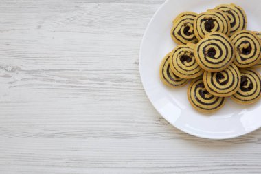 Çerezler ile kopya alanı, bir plaka üzerinde yukarıdan fırından yeni çıkmış. Üstten görünüm. Düz yatıyordu. 