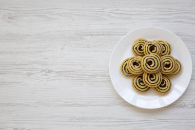 Kopya alanı, üstten görünüm ile bir tabak taze pişmiş çerezleri. Yukarıdan. Düz yatıyordu. 