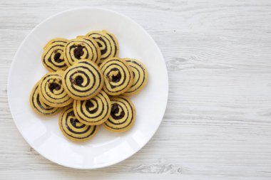 Çerezler bir plaka üzerinde yukarıdan fırından yeni çıkmış. Üstten görünüm. Düz yatıyordu. Kopya alanı.