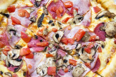 Pastırma, domates, salam, peynir ve mantar, closeup taze pişmiş pizza. Üstten görünüm.