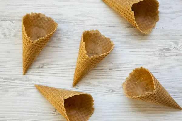 Diseño Creativo Conos Dulces Gofre Sobre Fondo Madera Blanca Vista — Foto de Stock