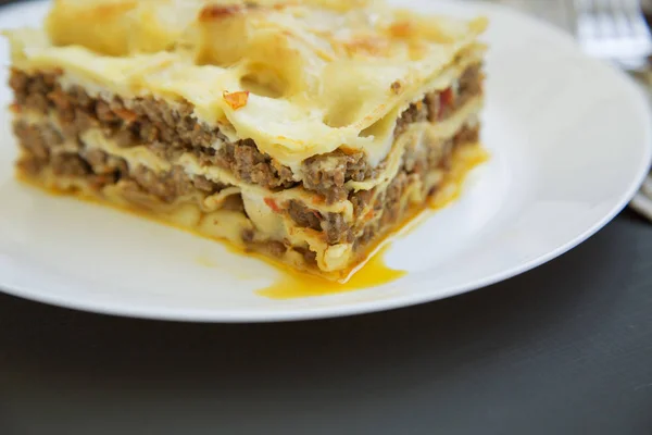 Část Tradičního Lasagne Podávané Bílé Kulaté Desky Tmavé Pozadí Boční — Stock fotografie