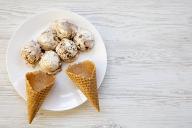 Üstten görünüm, dondurma tatlı koni ile beyaz tabak içinde. Yukarıdan, lay düz. Kopya alanı.