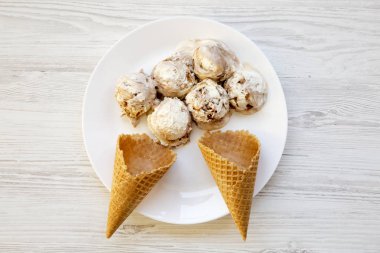 Üstten görünüm, dondurma tatlı koni ile beyaz tabak içinde. Yukarıdan, lay düz. Yakın çekim.