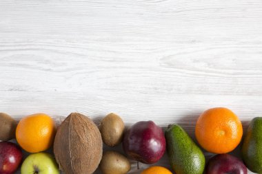 Farklı taze organik meyve kümesi. Boşluk ve metin alanı kopyalayın. Üstten görünüm. Düz yatıyordu.