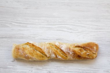 İtalyan baget Beyaz ahşap arka planda, üstten görünüm. Yukarıdan.