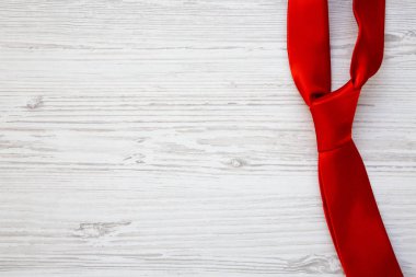 Beyaz ahşap zemin üzerinde kırmızı kravat. Mutlu babalar günü. Kopya alanı.