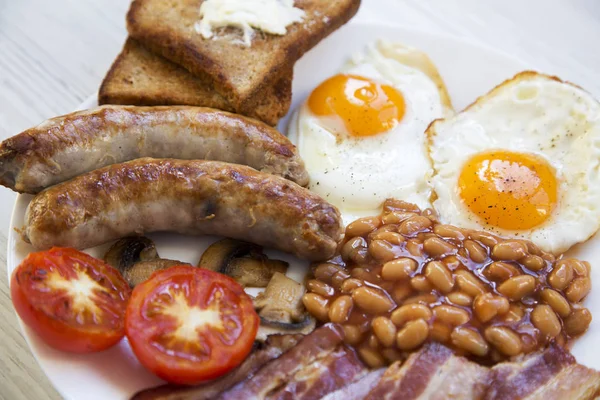 Englisches Frühstück Mit Spiegeleiern Würstchen Bohnen Speck Und Toasts Auf — Stockfoto