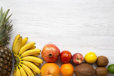 Üstten görünüm taze tropikal meyve Beyaz ahşap zemin üzerinde. Yukarıdan. Kopya alanı. 