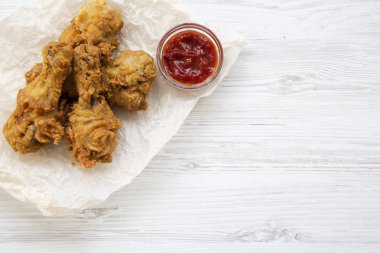 Üstten görünüm tavuk drumsticks soslu kızarmış. Yukarıda, ek yükü. Kopya alanı.