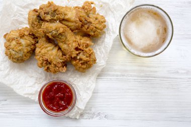 Kızarmış tavuk ızgara sosu ve soğuk bira, üstten görünüm ile. Yukarıdan. Düz yatıyordu.