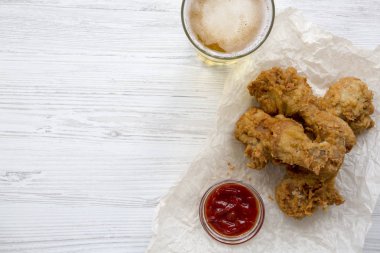 Üstten görünüm tavuk ızgara sosu ve soğuk bir bira ile kızarmış. Uzay kopyalayın. Yukarıdan. 