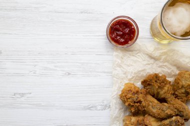 Kızarmış tavuk budu sos ve soğuk bira, üstten görünüm ile. Yukarıdan. Kopya alanı.