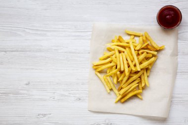 Patates kızartması, ketçap ile üst görünüm. Kopya alanı.