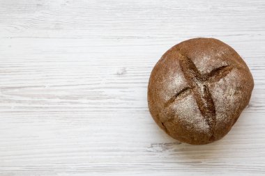 Beyaz ahşap masa, üstten görünüm taze pişmiş ekmek. Uzay kopyalayın. Yukarıdan.