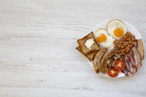 Англійський Сніданок Яєчня Сосиски Квасоля Бекон Тости Над Білим Тлом — стокове фото
