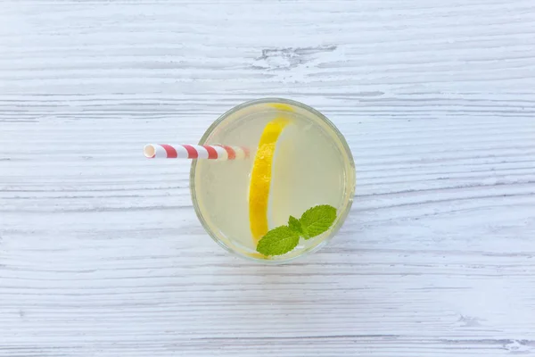 Bevanda Alla Limonata Bicchiere Con Limone Fresco Menta Sfondo Bianco — Foto Stock