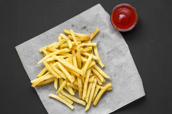 Fritas Fritas Saborosas Batatas Fritas Com Ketchup Sobre Fundo Preto — Fotografia de Stock