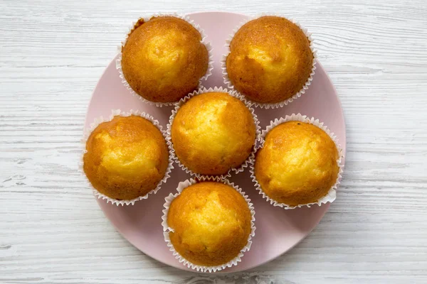 Top View Από Φρέσκα Νόστιμα Muffins Ροζ Πλάκα Πάνω Από — Φωτογραφία Αρχείου