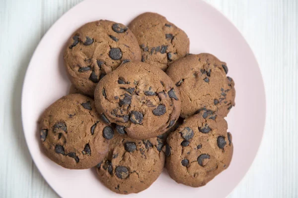 Délicieux Biscuits Chocolat Sur Une Assiette Rose Sur Une Table — Photo