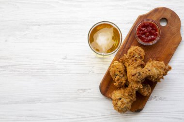 Üstten görünüm tavuk drumsticks ketçap ve bira ile kızarmış. Kopya alanı.