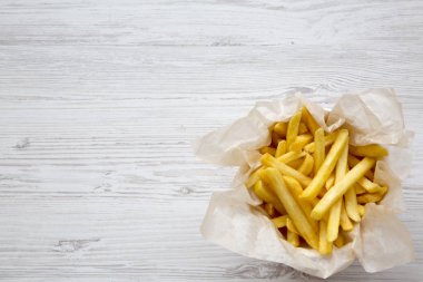 Üstten görünüm, patates kızartması Beyaz ahşap yüzey üzerinde. Boşluk ve metin alanı Kopyala.