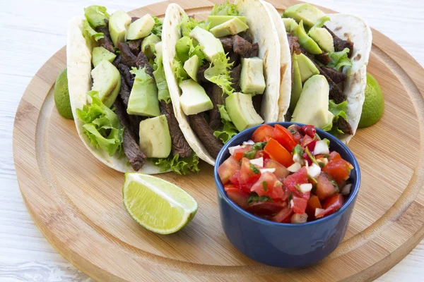 Tacos Mit Salsa Auf Dem Bambusbrett Über Weißem Holzhintergrund Seitenansicht — Stockfoto