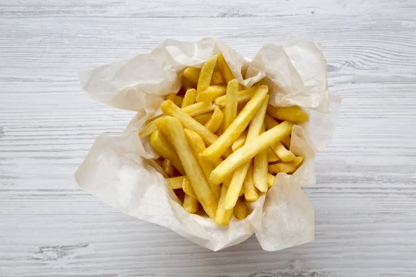 Vista Superior Papas Fritas Sobre Mesa Madera Blanca Desde Arriba — Foto de Stock